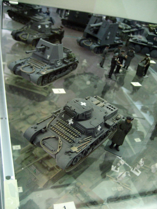 戦車のプラモデルの展示<br /><br />かっこいい@<br />どれもたくさんファンダーに収めたいけれど、かっこよく撮るためには、欲張ってはダメですね。<br />どれかにターゲットを絞るように撮らねば。