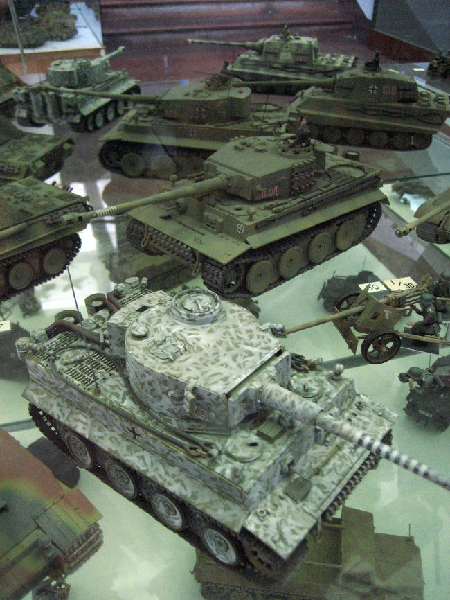 戦車のプラモデルの展示<br /><br />こっちもかっこいい@<br />右手に骨組みだけの砲台が見えますが、そのそばに人形が置かれているところを見ると、この骨組みは、組み立て前ではなく、これで完成品なのでしょうか。