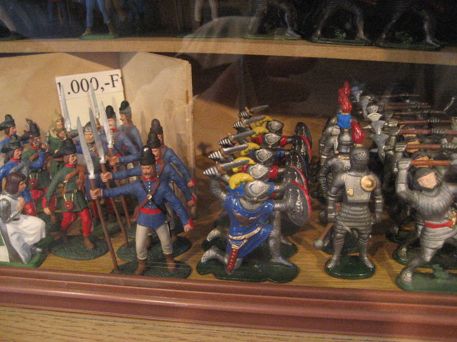 軍事博物館のギフトショップより<br /><br />こういう人形を使った戦闘ジオラマの展示もありました。<br />買って帰りたくなってしまいますが……1,000フォーリントって、１つの値段かしら。<br />こういうのはたくさんそろっていないとダメなんですよね。１つや２つでは迫力がありません。<br />でも１つが1,000フォーリントでは、さすがに買う気になれませんでした。<br />（2006年10月現在、1フォーリント＝約0.6円）