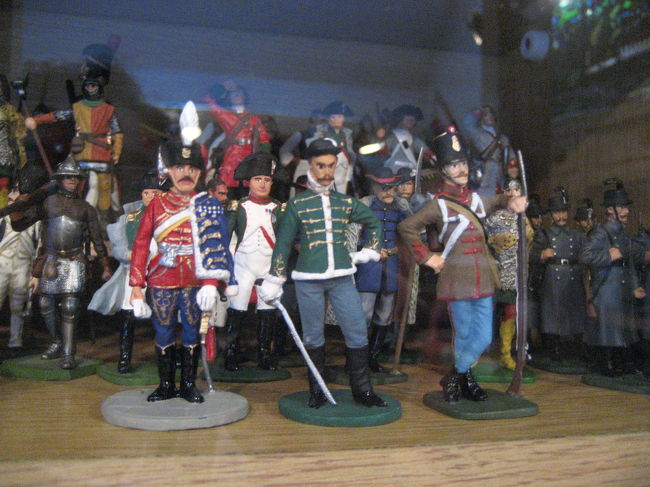 軍事博物館のギフトショップより<br /><br />1848年革命やそのあたりの時代の扮装ですね。<br />右手の兵士たちの服装などまさにそうです。<br />真ん中の後ろの列にはナポレオン軍の兵士も見えます。