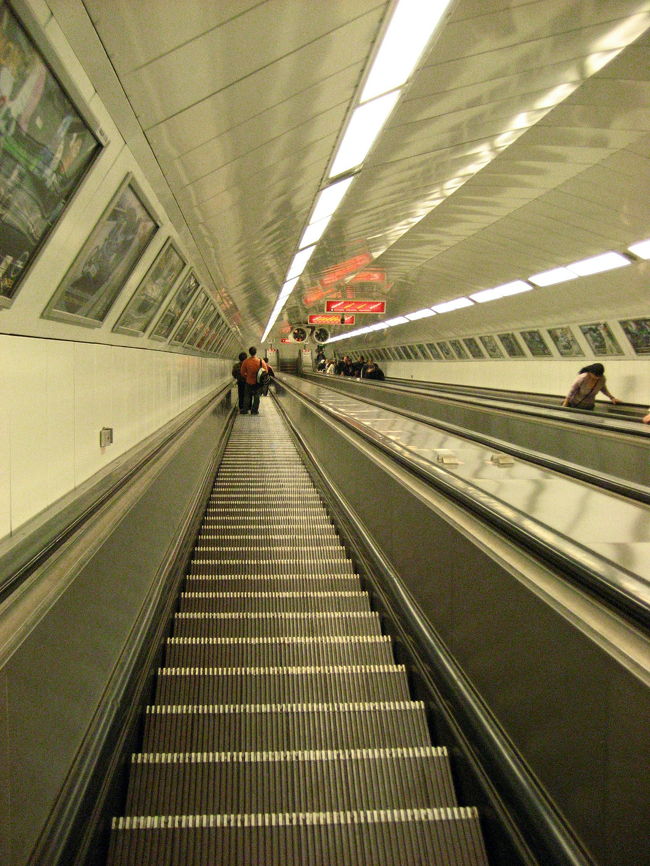 地下鉄コシュート・ラヨシュ駅<br /><br />王宮の丘へ向うため、民族博物館最寄りのコシュート・ラヨシュ駅から地下鉄M2線でモスクワ広場駅へ向います。<br />１番古いM1線はそう地下深く潜らないのですが、M2線やM3線ともなるとかなり地下まで潜ります。<br />そしてエスカレータはとてもスピードがあります。<br />元気なときは、ちょっとガタガタするところもレトロな遊園地の乗り物に乗っているような楽しさがあったのですが、疲れているときは、えいやっ！と乗ったときに、結構よろけました。