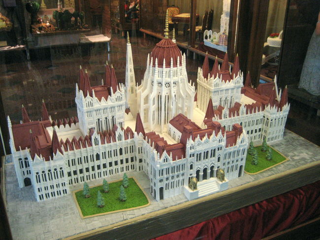 マジパン博物館のマジパンの国会議事堂<br /><br />マジパン博物館は王宮の丘のヒルトン・ブダペスト・ホテルにありました。<br />東欧では人気らしいです、マジパン。<br />これから出かけるハンガリーの地方都市の見どころの１つとしてマジパン博物館が挙げられているところはいくつもありましたが（センテンドレとかケストヘイとか）、面白そうなので時間があったら入ろうと目をつけていました。<br />そのマジパン博物館がブダペストにもあるとは思わなかったのですが、せっかく見つけたので入ってみました。<br />入場料は400フォーリント。<br />（2006年10月現在、1フォーリント＝約0.6円）<br /><br />いやぁ、なかなか面白かったです。<br />よくぞマジパンでここまで作ったものだ、と感心するやら呆れるやら、といった展示がたくさんで、楽しかったです。