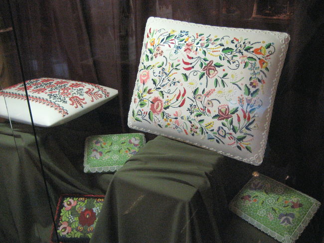 マジパン博物館のマジパンのカロチャ刺繍のクッション<br /><br />本当の布に見えます。見事です。