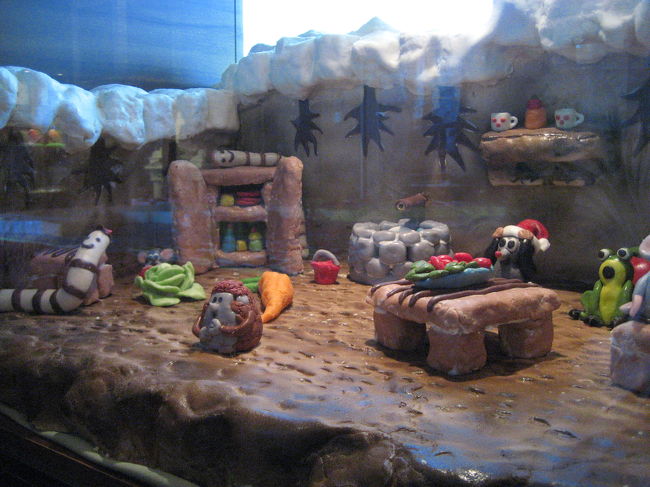 マジパン博物館のマジパンでできたメルヘンチックな家<br /><br />こんな風に可愛い展示もたくさん！<br />この家の住人の中では、白い蛇だかミミズのような子が１番気に入りました。<br /><br />マジパン博物館は全部で２室でしたが、なかなかの傑作ぞろいでした。<br />マジパン屋さんの一部が博物館になっていたのですが、見学し終わった後、お店のマジパンを試食させてもらいました。<br />結構美味しかったので、シンプルな棒タイプのマジパンを２本買いました。<br />一本240フォーリント。<br />（2006年10月現在、1フォーリント＝約0.6円）<br /><br />本日も昼食を抜いていてお腹がすいていたため、マーチャーシュ教会に向いながら、たちまち１本、立ち食いしてしまいました。<br />空腹は最上のソース、といいますが、後で夕食のデザート代わりに食べたときも十分美味しかったです。<br />日持ちするので、もう少し日程が後であれば、お土産に買って帰るのもよいと思いました（でもまだ帰国まで３週間ほどあるので）。