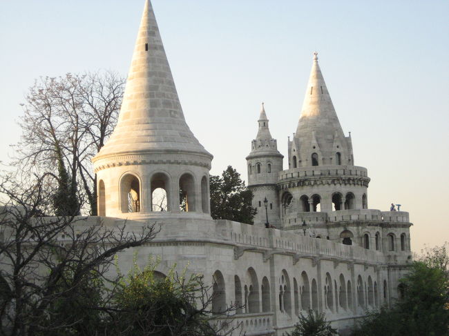 王宮の丘の漁夫の砦<br /><br />本日の撮影枚数は100枚を超えたかと思っていましたが、よく見たらまだ68枚だったので、心置きなく写真を撮りました。<br />でも、一日70枚くらいに抑えないと、日程後半３分の１のルーマニアの分のメモリが足らなくなるかもしれないのです。<br />昨日は調子づいてたくさん写真を撮りました。<br />今日も博物館の中の写真が撮れるというので、好きなだけ撮ってしまいました。<br />枚数を抑えるために、本当にこの写真をとっておきたいか自問して、少しでも気に食わないとどんどん削除するようにしましたが……でもやっぱりどうしても思い入れのある写真は捨てられず、いまのところ平均枚数オーバーが続いています。<br />といってもまだ３日目なので、どこかで挽回できるでしょう。<br /><br />漁夫の砦の写真も２年前の2004年に撮っているので控えようと思ったのですが、このアングルが気に入ったので撮りました。<br />再訪であっても、やはり何度見ても素敵なところは素敵ですもの。<br />これでも何枚か撮ったのですが、気に入ったものに絞ったら、一枚だけ残りました。