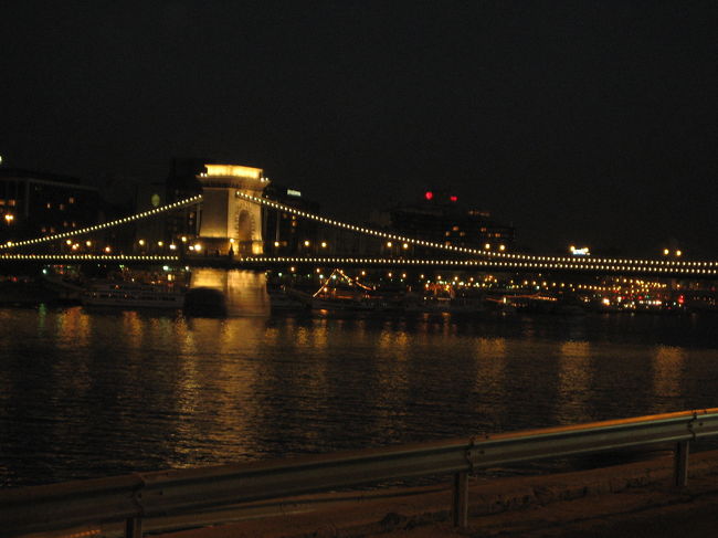 振り返ると、イルミネーションの鎖橋<br /><br />バッチャーニ広場に向かうので、鎖橋に背を向けることになります。<br />歩きながら時々振り返ると、鎖橋が彼方で右から左へと広がっています。<br />なかなか感動的です……肉眼でみると。<br />写真に撮ると、あいにくどこかコンパクトに感じられてしまいます。<br />むずかしいですね。