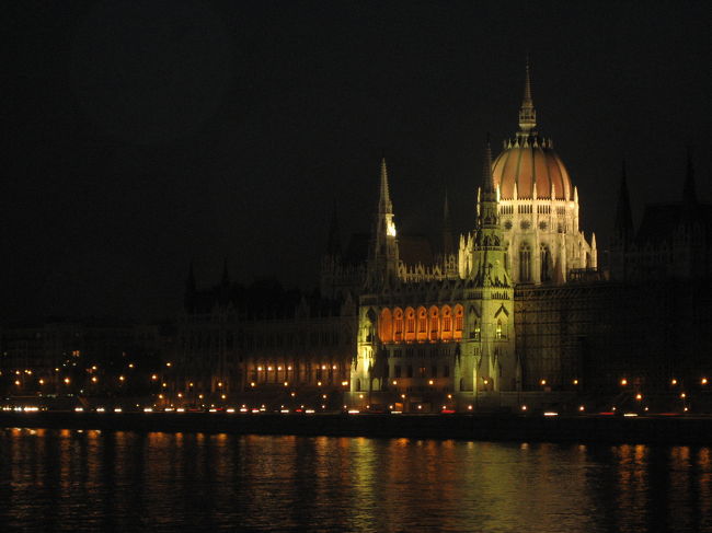 イルミネーションがもっと欲しいよ、国会議事堂<br /><br />なんと、イルミネーションはドームのある真ん中だけなのです。<br />左右が闇に消えてしまっています。