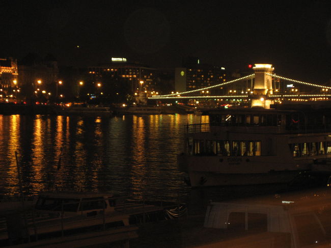 鎖橋、あいかわらず素敵なんだけど<br /><br />距離があるので、肉眼で見た印象と比べ、迫力に欠けるのが残念です。<br />でもドナウ川沿いの街灯が水面を照らしているのは、なかなか良いです。