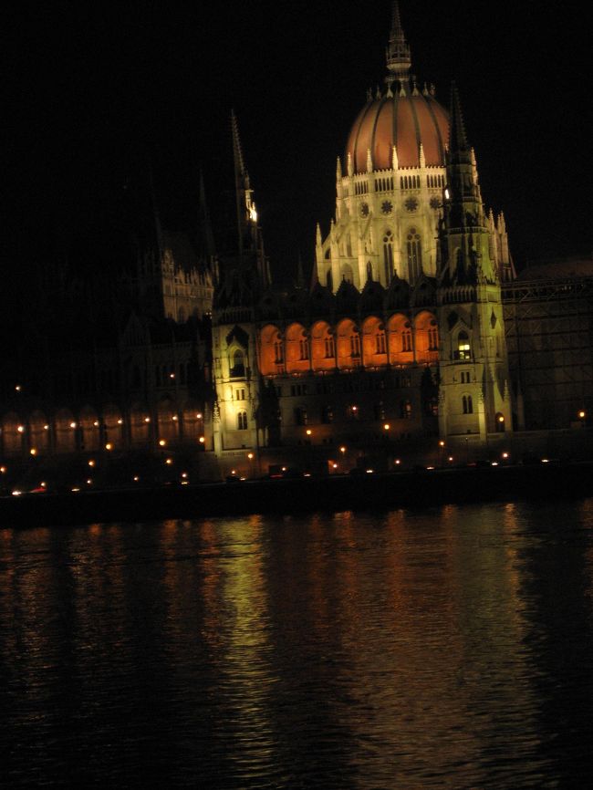 やっぱりもっと照らして欲しい、国会議事堂<br /><br />散策の終点のバッチャーニ広場にだいぶ近付いたところから撮っています。