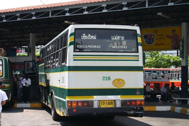 チェンラーイの空港から直接バスターミナルへ行き、バスでミャンマーとの国境の街メーサイを目指します。