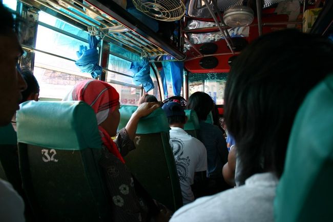 バスの中は地元の人でいっぱい。。エアコンは効いてないし。。<br />ただ、走り出すとそれほど暑くはなかったです。