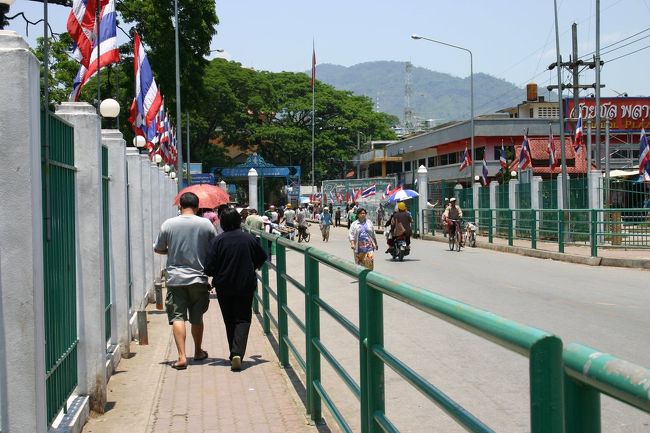 この橋を渡るとミャンマーへ行くことができます。