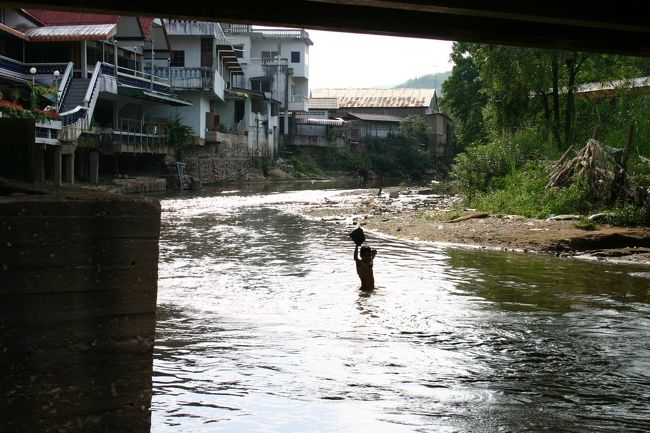 国境の川で水遊び？不法入国？<br />タイのメーサイとミャンマーのタチレイの人達は、当たり前のように国境を行き来しているので問題ないのかな。