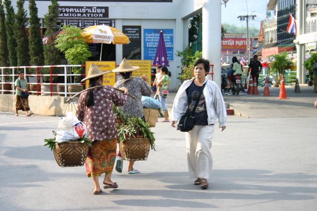 野菜を担ぐ人。<br />ミャンマーへ行くのでしょうか。