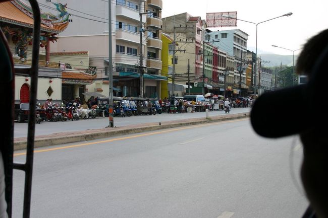 ソンテウに乗りバスターミナルへ。<br />バスでチェンラーイへ戻りました。