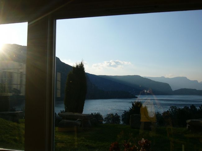 朝食を食べたユースのカフェの前には湖があり、景色を眺めながら食事ができます。<br />この日は昨日に続き、天気がとてもよかったです。<br />