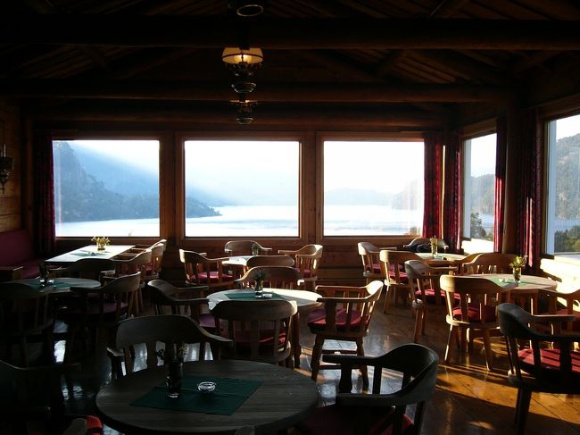 フロントのそばに、ラウンジがあります。<br />昨日は、プレーケストーレンに行き、戻ってきたのが遅く、また私の部屋はユースの本棟ではなく別棟だったのでこのラウンジには入りませんでしたが、この日は朝食後、ここからの景色を楽しみました。<br />