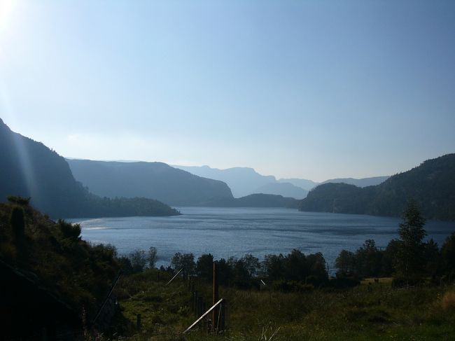 ユースのベンチから眺め。<br />泊まらない人もプレーケストーレンから戻って、この景色を見て一息ついてる人が昨日はたくさんいました。思わず足を止めたくなる景色。<br />