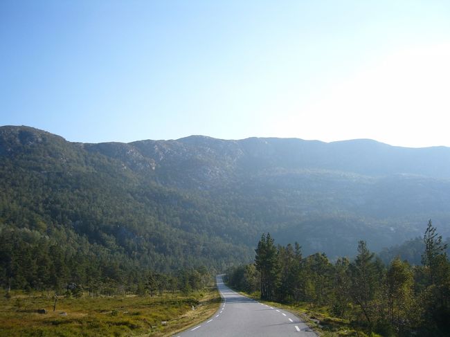 この日もヒュッテまでのバスはない日だったので、また私のようにタクシーでヒュッテまで登ってくる人がいたら、その帰りのタクシーに乗ろうと思いながら歩きました。<br />荷物を持っていたので、すぐばてるかと思いましたが、道がほとんど下りで雲ひとつない天気だったので、思ったよりも荷物の重さは気にならず、歩きました。<br />