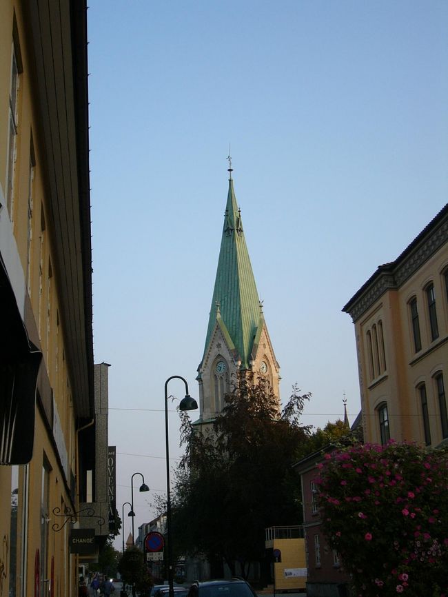 18時45分にクリスチャンサン着。<br />ここに泊まろうと思った理由は、オスロから4時間半の距離の街で、ユースがあったから。<br />スタヴァンゲルからオスロまでは、電車だと8時間くらいかかるので、昼間に移動すると1日潰れ、夜行列車だと疲れると思い、２つの都市の中間辺りにあるクリスチャンサンに泊まりました。<br />けれど、帰国してクリスチャンサンとオスロ間を飛行機で移動していれば、時間の節約になったということに気づきました。電車やバス代も結構高いので、時間を節約できると考えれば、飛行機代もそんなに高くないかもしれません。<br />そうすれば、プレーケストール・ヒュッテにもう1泊し、周辺をハイキング三昧できたのに残念です。