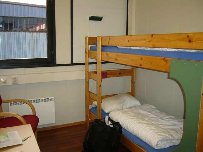クリスチャンサンドのユース。<br />駅から20分くらいかかりました。<br />建物は古そうでしたが、部屋は清潔でした。<br />この日は、シングルを予約していたので、ゆっくりできました。<br />朝食付き、シャワー、トイレ共同で290NOKでした。