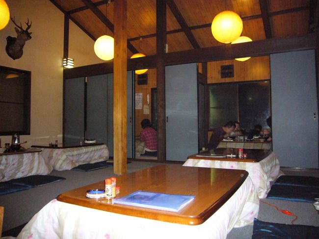 店の中はこんな雰囲気。　決してオシャレじゃないけど、コタツが落ちつけていい感じ。