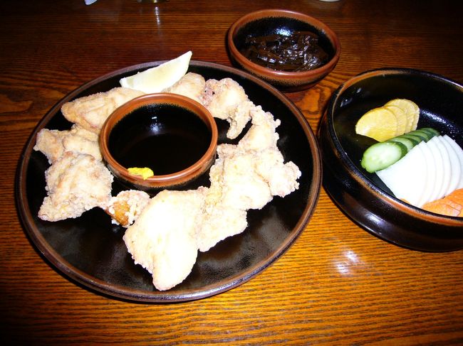 ビールのおつまみに、「赤鶏のからあげ」と「漬物の盛合せ」。　前回来た時に食べて美味しかったので、今回も同じものを頼みました。<br />からあげは鶏自体の味がいいですね〜。　カラッと揚がってて、ちょっと酸っぱいタレに付けて食べると、とってもジューシー。<br />つけものは、たぶんこのあたりで採れた自家製でしょうね。　素朴な味でおいしィ〜です。