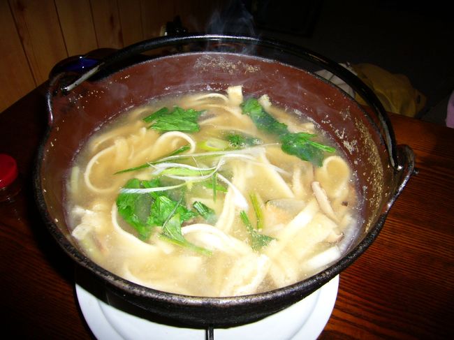 これがお目当ての「ほうとう」です。<br />ここの「ほうとう」の具は、カボチャも少し入ってますが、それより大根・人参・ごぼう・椎茸の方が中心です。　麺はもっちりしたこしの強い手打ち極太麺です。<br />やっぱりうンまいね〜♪