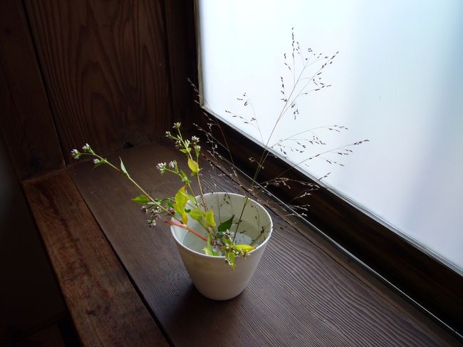 静かなジャズがかかる店内には、こんな上品な生け花が飾られています。