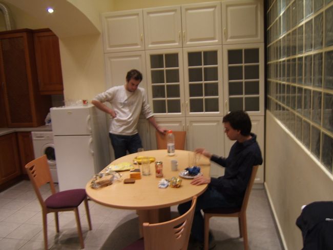 ブダペストではアパートを借りて５人で滞在しました。<br />２つの部屋と大きなリビングルーム。フルキッチンも付いていたので自炊ができました。