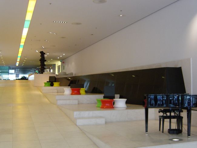 1日目の宿泊ホテル<br /><br />CLARION HOTEL のロビー<br /><br />こちらはこの写真しか撮らなかったけど<br /><br />部屋はモダンな感じでキレイでした。<br /><br />