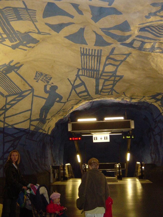 地下鉄のホーム<br /><br />ストックホルムは地下鉄の天井や壁にアートが。<br />駅によって色々と違っていておもしろいです。
