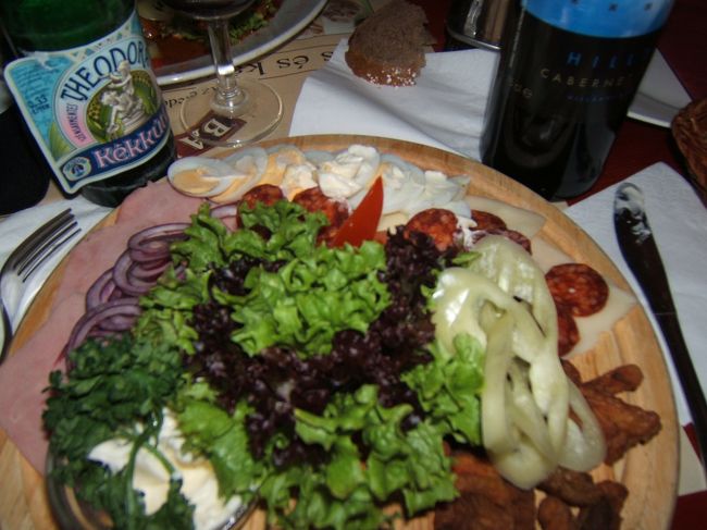 『ハンガリアン・サラダ』らしいです。<br />気温の変化について行けず、風邪気味だったのでガッツリとは食う気になれなかったので、店員さんのオススメを。<br />大量の野菜の他にハムやゆで卵も付いていて、軽めの食事ならこれで十分かと。マヨネーズは不味かった…<br />