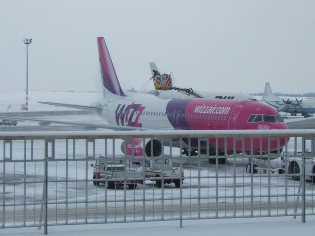 帰りはWizzAirという格安キャリア。<br />前日から降り続いた雪のせいで、ブダペスト発の飛行機は軒並み欠航していました。が、我々が乗る飛行機は定刻だというのでその気になっていたのですが…