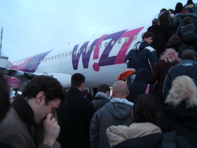 何度も時刻変更をされ、搭乗が始まったのは結局定刻の約４時間後。欠航にならなかっただけ良かった！<br />パリはドゴールでもオルリーでもなく、パリ郊外のボーヴェという町の飛行場。小さい空港だけあって入国のブースは２〜３箇所。それでも１便だけの到着だったのでスムーズに入れて、荷物もすぐに出てきました。ここからパリ市内へはバスで１時間以上の道のりでした。<br />