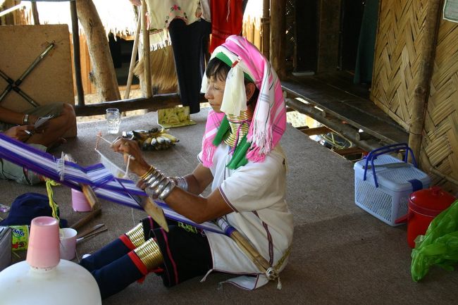 パドゥン・カレン族。<br />機織をしています。