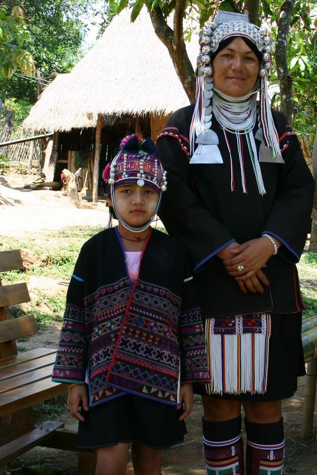 こちらはアカ族。<br />親子なんですかねぇ。