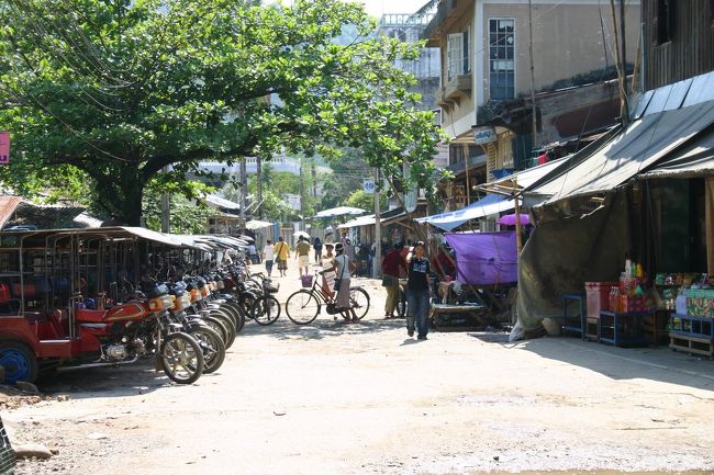 トゥクトゥクがたくさん並んでます。<br />国境近くのマーケットから少数民族の村までは、このトゥクトゥクで20分くらいで着きます。1ドル。