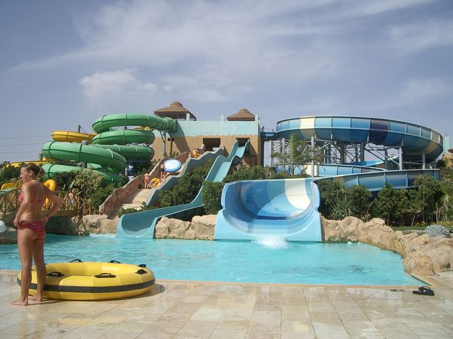 私達の泊まっていたホテルにはプールとビーチはあるんだけど、<br />「無料送迎バスで近くのホテルにあるアクアパークに行ける」と言うので、<br />行ってみたくなったダンナ様。<br />水着とタオルを持参で行ってみる事に♪<br /><br />私はビーチチェアでゆっくりお休み（笑）<br />その間、ダンナ様結構楽しんで遊んでました♪<br /><br />色んな種類があって、一人で滑って来るもの。<br />大きなゴムボートに乗って、降りてくるもの。<br />２人乗りのもの・・・。<br />色々あるのねー☆