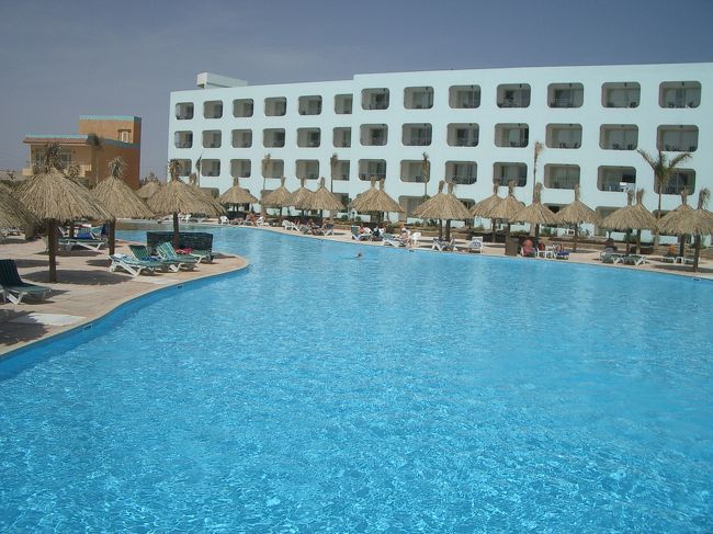 ホテル近くには普通のプールもあります。<br />プールサイドのパラソルが南国の雰囲気でとってもカワイイ☆