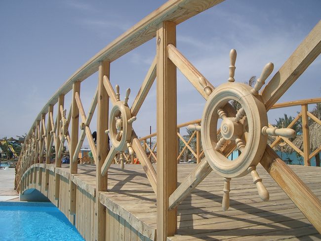 プールにかかる橋のデザインも船がテーマ。