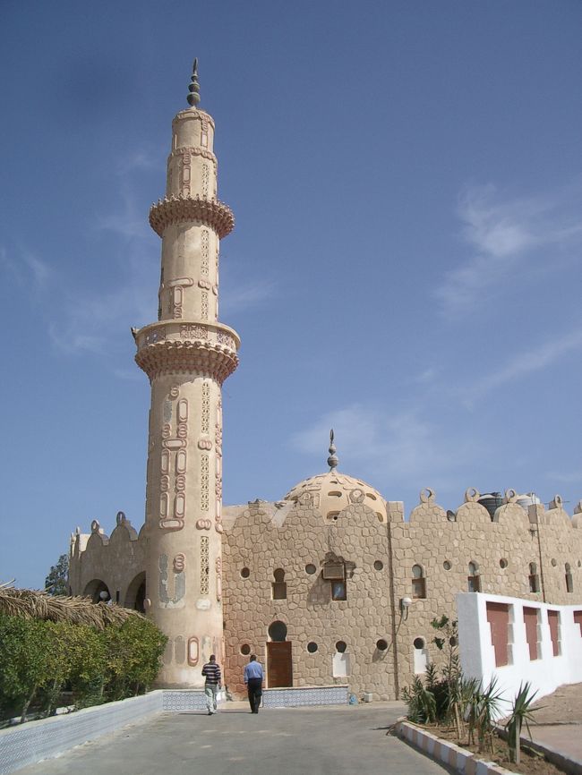 タイタニックから私達のホテルに帰るとき、<br />モスクの前を通過。。。<br /><br />モスクって男性用、女性用別なのよね。<br />見てみたいけど、ちょっと怖い感じもするのよね。<br /><br />