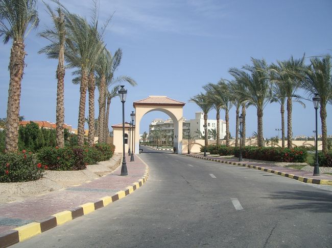 ここは私達のホテルではないけど、<br />こういうホテルの敷地内は緑があって、別世界。。。<br />なんかちょっと色々考えたホテルへの帰り道でした。<br /><br />その他の旅行の事、住んでるオーストリア・ウィーンの事はHP（http://www.geocities.jp/lieben_ar/）でも書いてます。<br />良かったらこちらにも遊びに来てください☆