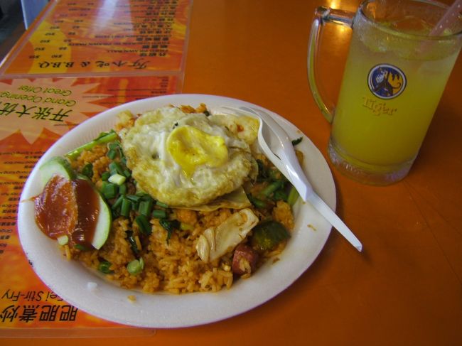 マレーシアやインドネシアの炒飯『ナシゴレン』<br />辛い！<br />この色を見た時にヤバそう…と思ったけど、やっぱり。辛い物が苦手な自分でも完食してしまいましたが。これで約１５０円。