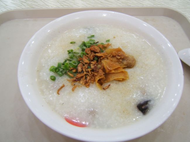 アジアの朝の定番『おかゆ』です。<br />とても感じの良い店のおばさんがしきりに勧めるので食ってみました。中にピータンが隠れています。普通のお粥なんですが、なんかウマいんです。簡単にできるようで、実はもの凄い秘密があるんじゃないかと思っています。