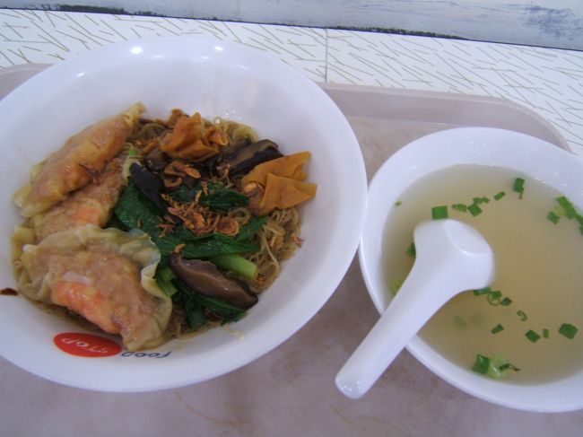 『水餃面』とスープのセット。<br />おかゆと同じ店で食いました。汁なし麺に水餃子が乗っかっていて、別にスープが付いてきました。しょっぱかった。