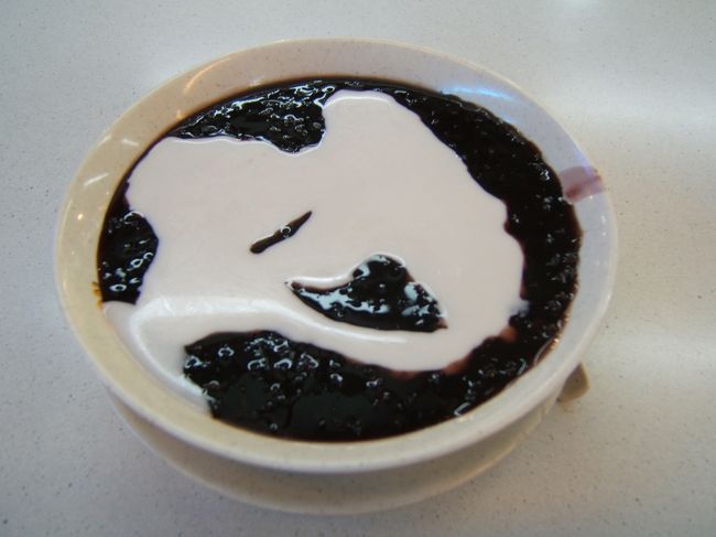 『Pulut Hitam』というマレーシアのデザートです。<br />甘く茹でた黒米にココナッツソースが垂らしてあります。生温かい。めちゃめちゃ甘い訳でもなく、結構気に入りました。<br />こういう穀物系のデザートは多いようです。