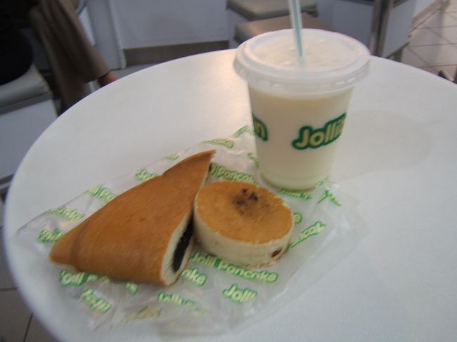 ローカルなショッピングセンターの隅で食べました。名称不明です。パンケーキに小豆が挟んであるお菓子です。何と言うか、控えめな味。甘さもそれ程ではなく。<br />自分はどら焼きみたいなガツンとした甘さの方が好きだったりします。