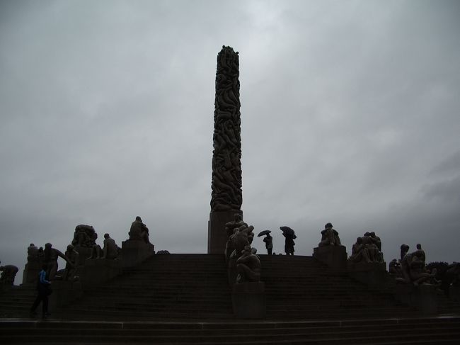 オスロ市内を車窓から眺めました。<br />ヴィーゲラン公園ではバスを降りての観光です。<br />この公園には１９３体の彫刻があります。<br />この写真はシンボルのモノリッテンです。