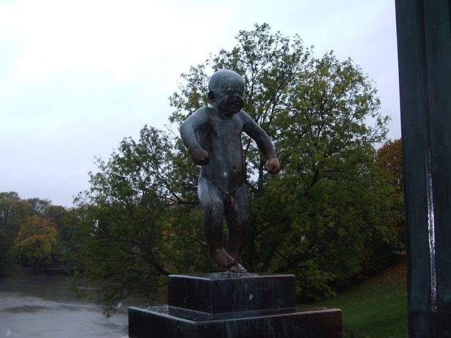 この旅行でオスロを組み入れたツアーを選んだのは、この彫刻が観たかったからだけなのです。<br />この公園で一番人気の『おこりんぼうの像』です。<br />おこりんぼうなんてかわいい名前ですが、めっちゃ怒っています。<br />おもしろい。かわいい。